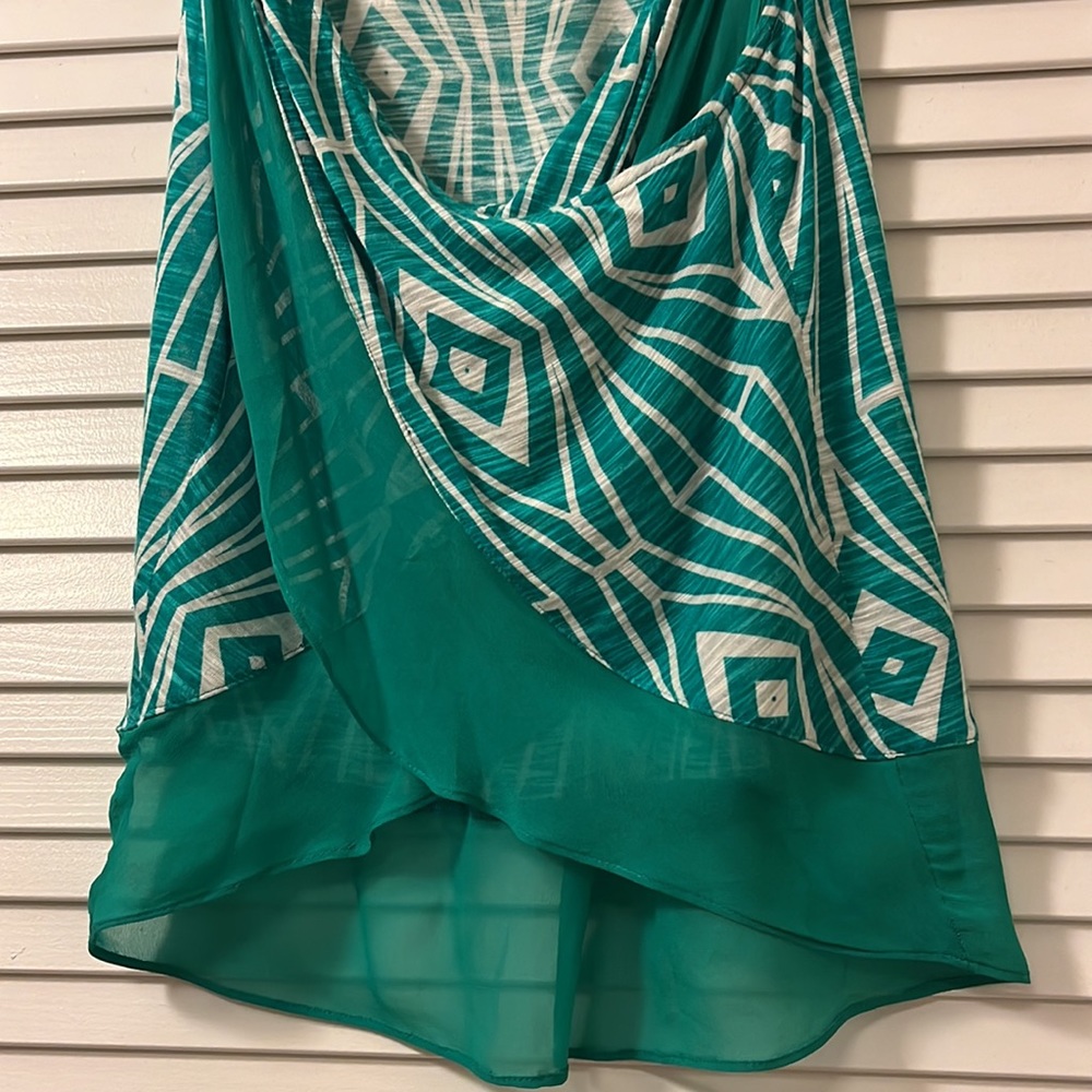 Open back patterned tank top - Picture 8 of 9